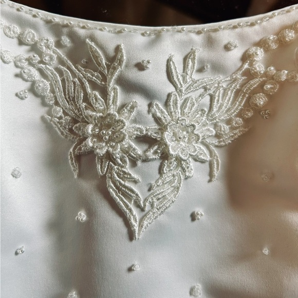 Elegant White Embroidered Camisole - Picture 3 of 16